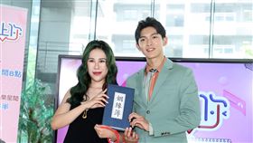 丹妮婊姐（左）與林輝璜主持《職想愛上你》。（圖／記者邱榮吉攝）