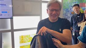 輝達（Nvidia）創辦人黃仁勳皮衣品牌曝光。（圖／讀者提供）