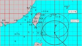 瑪娃颱風中心目前在鵝鑾鼻東南東方海面向北移動，其暴風圈已進入巴士海峽及台灣東南部海面。（圖／翻攝自氣象局網站）