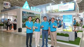 台達「智慧永續產業園區」COMPUTEX 2023盛大登場，執行長鄭平(右二)、品牌長郭珊珊(左二)、永續長暨發言人周志宏(右一)及樓宇自動化事業群副總經理江文興(左一)於展區前合影。（圖／台達提供）