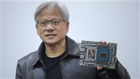 黃仁勳：AI應被監管以達安全輝達（NVIDIA）執行長黃仁勳30日出席台北國際電腦展分析師與媒體問答，談到生成式AI（Generative AI）風險，他指出，人工智慧（AI）終究是幫助人類的產品或服務，應該被監管以達到安全。中央社記者王飛華攝  112年5月30日