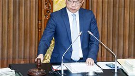 立院三讀  外籍優秀人才子女得隨同申請永久居留立法院會30日三讀修正通過入出國及移民法部分條文，為吸引外籍優秀人才來台，增訂對台灣有特殊貢獻、高級專業人才、各專業領域得首獎者及投資移民申請人的配偶、未滿18歲子女及身障子女，得隨同申請永久居留。圖為立法院副院長蔡其昌敲下議事槌宣布三讀通過。中央社記者鄭清元攝  112年5月30日