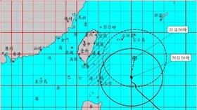 ▲氣象局表示，瑪娃颱風中心目前在鵝鑾鼻東南東方海面仍以緩慢趨勢移動。（圖／翻攝自氣象局官網）