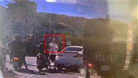 龜山,汽車,三寶,鑽車縫,安全帽,拳,桃園