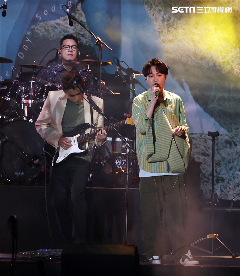 蘇打綠aka魚丁糸「Round 2」一日限定 戶外演唱，睽違6年重回老地方「宣布20週年新計畫」3萬人嗨爆。（圖/記者邱榮吉攝影）