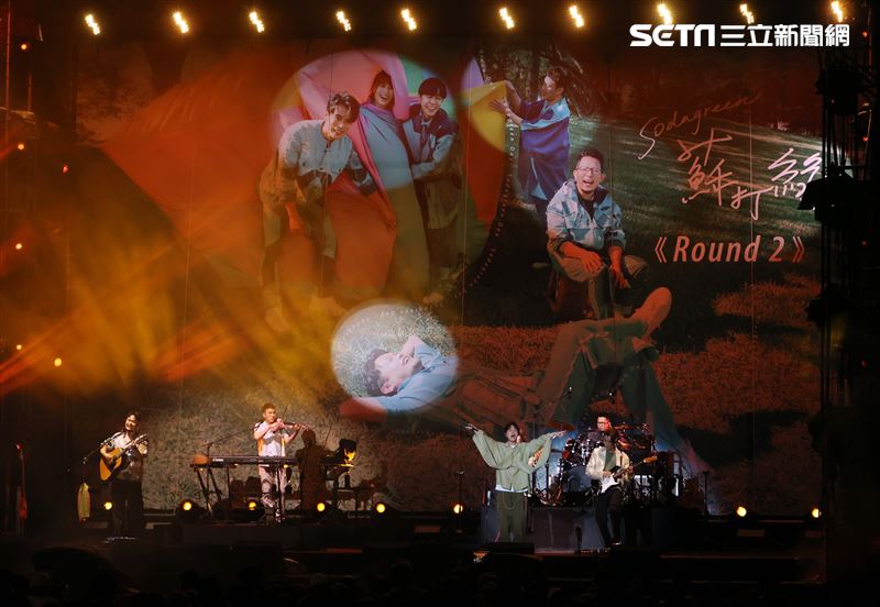 蘇打綠aka魚丁糸「Round 2」一日限定 戶外演唱，睽違6年重回老地方「宣布20週年新計畫」3萬人嗨爆。（圖/記者邱榮吉攝影）