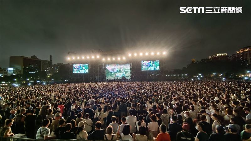 蘇打綠aka魚丁糸「Round 2」一日限定 戶外演唱，睽違6年重回老地方「宣布20週年新計畫」3萬人嗨爆。（圖/記者邱榮吉攝影）