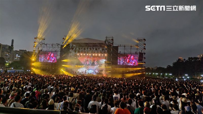 蘇打綠aka魚丁糸「Round 2」一日限定 戶外演唱，睽違6年重回老地方「宣布20週年新計畫」3萬人嗨爆。（圖/記者邱榮吉攝影）