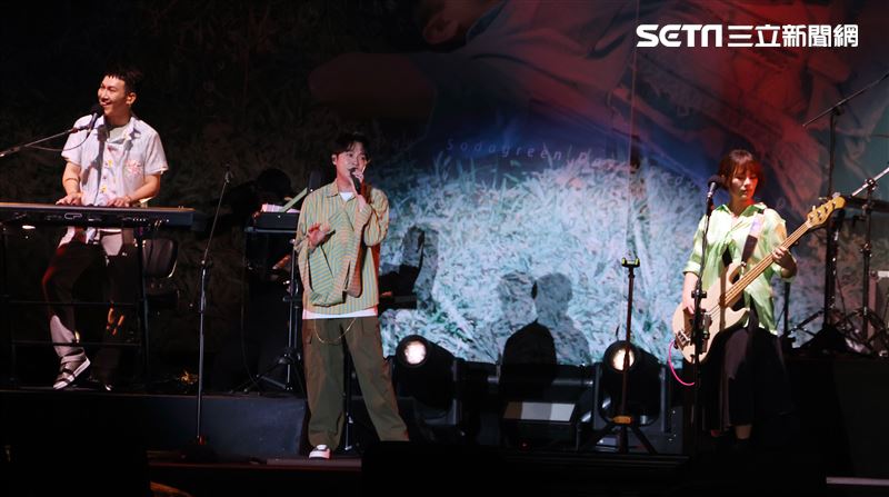 蘇打綠aka魚丁糸「Round 2」一日限定 戶外演唱，睽違6年重回老地方「宣布20週年新計畫」3萬人嗨爆。（圖/記者邱榮吉攝影）
