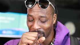 「魔獸」霍華德30日要離開台灣返美，看到近百位球迷送機，下車就落下男兒淚。（圖／球迷提供）