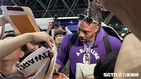 ▲「魔獸」霍華德準備搭機離台，近百球迷熱情送機，他也展現親民一面，簽名、合照樣樣來著不拒。（圖／記者蔡厚瑄攝）