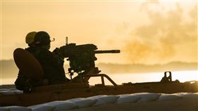 中共無人機持續夜擾  金防部高度警戒（2）中共無人機4日晚間進到烈嶼貴山據點前1500公尺，駐守部隊立刻發射信號彈示警，之後無人機就朝中國大陸方向飛離，國軍後續保持監控及高度警戒。圖為漢光實兵演練畫面。（金防部提供）中央社記者黃慧敏傳真  111年8月5日