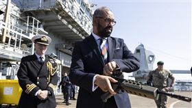 英外相登上駐波羅的海艦艇  與英國駐軍交流英國外交大臣柯維立（中）30日訪問愛沙尼亞，登上正在波羅的海與數國盟軍進行演訓的英國海軍兩棲攻擊艦「白島號」，與英國駐軍交流。圖為他手持SA80制式步槍。（英國外交部提供）中央社記者陳韻聿倫敦傳真  112年5月30日