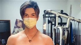 口罩男是職業軍人退役，雖轉行當作家，但身材依舊維持得宜。（翻攝自口罩男IG）
