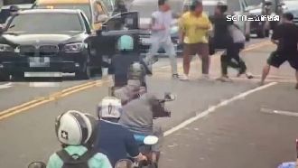 不滿遭後車跟蹤！男撂2友攔車爆全武行