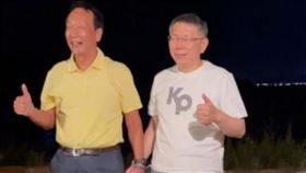 鴻海創辦人郭台銘與民眾黨主席柯文哲今（30日）出席金門浯島城隍遶境活動，不但2人上午在廟門口握手致意、合照，後續還2度同框一起抬轎，晚間，郭台銘更直奔柯下榻的民宿，柯郭隨後一起走向民宿附近的海邊坐著聊天，柯郭一天之內3度同框，再度引發外界「柯郭合」揣想。

