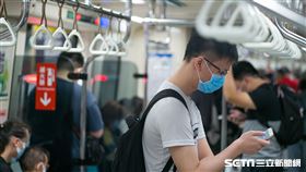 捷運車廂/戴口罩(記者陳弋攝影)