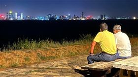 新黨主席吳成典貼出照片，寫下2023-5-30，農曆四月十二日金門「迎城隍」，兩位阿伯柯文哲、郭台銘到小金門看廈門夜景！（圖／翻攝自吳成典臉書）
