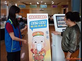 向民眾宣導宣導網路申領地籍謄本(圖/台中市政府)