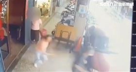 王姓男子偷走神壇金牌，廟方人員飛撲救回。（圖／翻攝畫面）