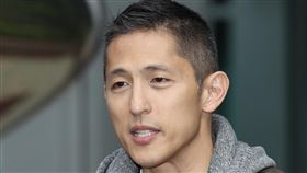 吳怡農北松山車隊掃街  媒體聯訪民進黨台北市第3選區立委補選候選人吳怡農（圖）5日上午到北松山區進行車隊掃街，會前受訪表示，陸戰是選舉最後72小時的重點，因為票投出來才算數，希望支持者、選民們1月8日這個禮拜天出來投票，一起支持正向乾淨的選舉文化。中央社記者趙世勳攝  112年1月5日