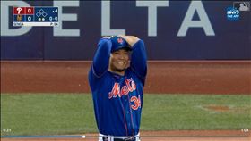 ▲隊友美技沒收全壘打，千賀滉大雙手抱頭看呆了。（圖／翻攝自MLB官網）