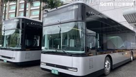 鴻海股東會以自家電動巴士載股東往返總部與捷運站。（圖／記者王翊綺攝影）