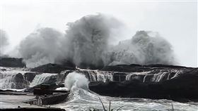 瑪娃影響  巨浪侵襲東海岸台東沿海持續受到颱風瑪娃影響，30日傍晚至31日上午東海岸風浪仍然很大，打在礁岩或消波塊上均激起逾10米高浪花。圖為台東成功石雨傘31日上午浪況。中央社記者盧太城台東攝  112年5月31日