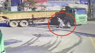 砂石車「死亡迴旋」機車伯14秒逃命畫面曝