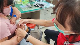 幼童打疫苗(南投縣政府提供)