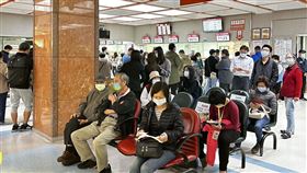 今起「醫療機構、醫事機構、一般護理之家及老人福利機構」等場域持續列為應戴口罩場所。（圖／記者簡浩正攝影）