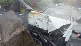 尖石,自撞,車禍,起火（圖／翻攝畫面）