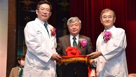 張文瀚（左）接馬偕醫院總院長。（圖／馬偕醫院提供）
