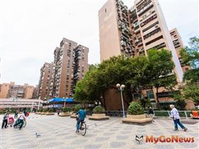 台北市知名國宅社區房價也有明顯漲幅，大安區的大安國宅及成功國宅(見圖)、信義區的忠駝國宅、松山區的延壽國宅2022年平均成交單價都在8字頭（圖／MyGoNews）