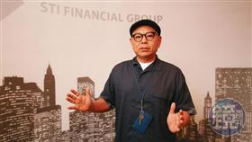 澳豐負責人董身達現身受訪，強調自己僅掛名人頭，錢不在他手上。（圖／鏡週刊）