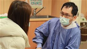 邱建銘主任耐心問診，同理病人個性及海外求診的坎坷經歷，為江小姐解病苦。（圖／台中慈濟醫院提供）