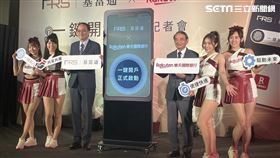 基富通總經理王浩宇、樂天國際銀行董事長王東和與樂天女孩。（圖／記者王翊綺攝影）