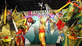 文總攜手紙風車赴匈牙利巡演（1）中華文化總會31日在台北舉行「台灣歐趴 文化遶境」活動宣傳記者會，預告將於6月16至21日攜手紙風車劇團在匈牙利舉辦藝術巡演，演出經典劇碼「哪吒鬧龍宮」，盼能透過藝術給予在匈牙利的烏克蘭難民人道關懷，圖為記者會上團員搶先演出精彩片段。中央社記者王騰毅攝  112年5月31日