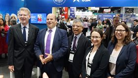 教育部率團參加美洲教育者年會  參觀展攤教育部率團參加美洲教育者年會，30日參觀傅爾布萊特基金會展攤。左起學術交流基金會執行長那原道、美國國務院教育暨文化事務局副助理國務卿羅森茲威、教育部次長劉孟奇、駐美代表蕭美琴、美國在台協會主席羅森柏格。中央社記者江今葉華盛頓攝  112年5月31日