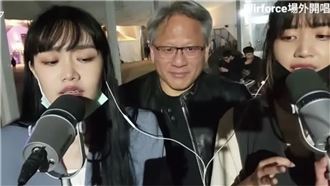 不輸女歌手！黃仁勳首開金嗓片　唱聖誕歌