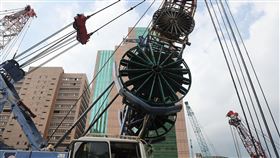 主計總處下修今年經濟成長率至2.04%（2）出口及投資表現不佳，景氣持續降溫，行政院主計總處26日公布最新經濟預測，下修2023年經濟成長率至2.04%，較2月預測值減少0.08個百分點。圖為台北市中正區一處正在施工中的工地。中央社記者王飛華攝  112年5月26日