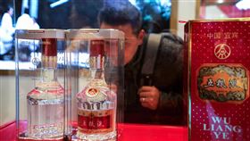 中國白酒好會賣 茅台五糧液年收同破4300億白酒龍頭茅台16日才公布今年銷售量突破人民幣千億（約新台幣4300億），18日再祝賀五糧液同跨千億大關。圖為在2019年第四屆中國糖酒食品精品博覽會展示的五糧液。（中新社提供）中央社　108年12月19日　