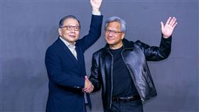 聯發科執行長蔡力行（左）與輝達（NVIDIA）執行長黃仁勳（右）共同宣布兩公司共同合作，搶進車用智慧座艙領域。（圖／聯發科提供）
