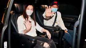 郭台銘與家人返台（2）鴻海集團創辦人郭台銘（右）與太太曾馨瑩（左）等家人出國旅遊，21日晚間搭機返抵台灣，搭車離去前向現場守候媒體揮手致意。中央社記者吳睿騏桃園機場攝  112年5月21日