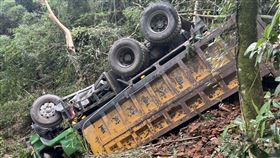 國姓鄉南港村九份二山山區產業道路，砂石車載土方，翻覆，摔落20公尺深，罹難(圖／翻攝畫面)