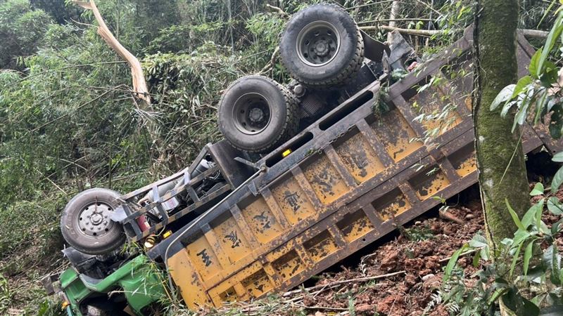 砂石車倒退摔20M山谷　駕駛重壓7小時慘死