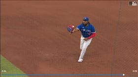 ▲小葛雷諾（Vladimir Guerrero Jr.）球卡住，直接把手套傳給補位投手。（圖／翻攝自MLB官網）