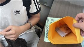 蔡姓車手取款時被警方當場活逮。翻攝畫面