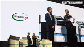 輝達（Nvidia）創辦人黃仁勳驚喜站台美超微（SuperMicro），和創辦人梁見後說笑，足見好交情。（圖／讀者提供）