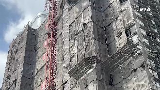嚇！天降鐵條插屋頂　工地鷹架零件掉落